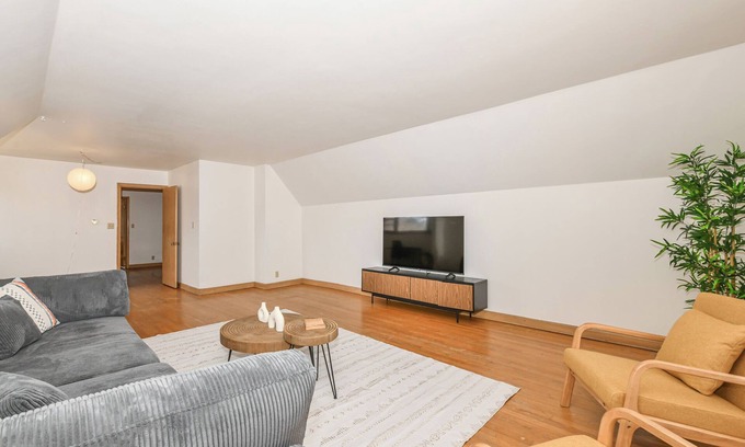 Wauwatosa Apartment | Central Spacious Unit: Pet Friendly W/King Bed
