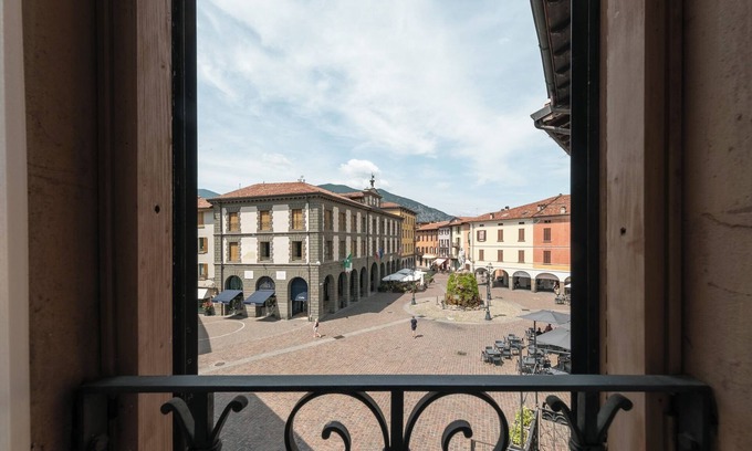 Iseo Apartment | Central square - One Bedroom Apartment, Sleeps 3