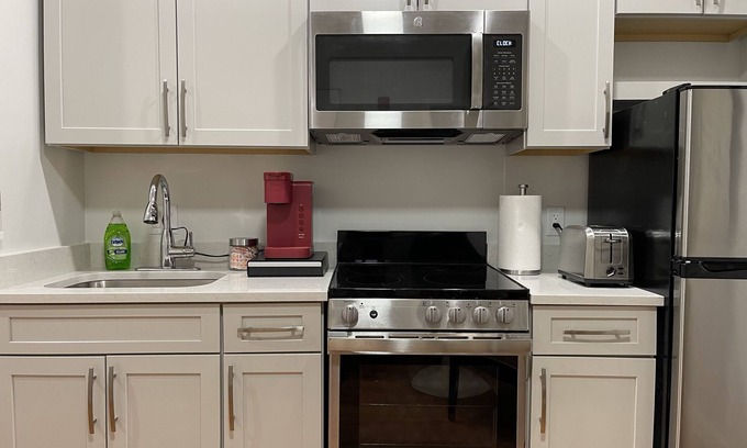 Everett Apartment | Central studio apartment in Everett