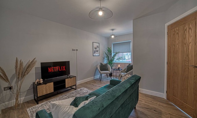 Coventry House | Central & Stylish | Garden & Parking