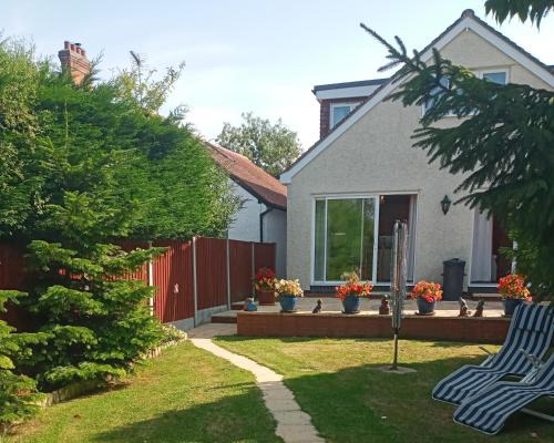 Frampton on Severn House | Central to town, 4 bedrooms, sleeps 7, parking for 4 plus cars