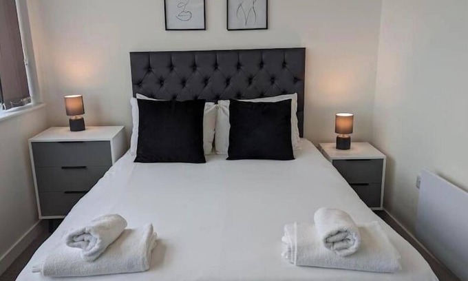 Old Trafford Apartment | Central Trafford Apartment Free Parking