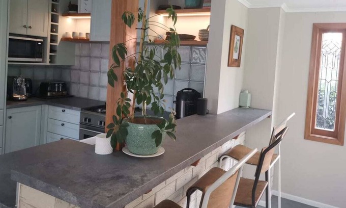 Lynmore House | Centrally heated character home and studio walking distance to Redwoods. Lynmore