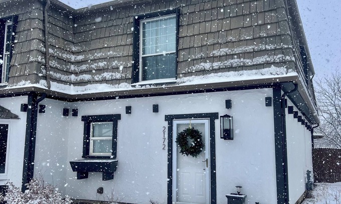 Broadmoor House | Centrally-located Broadmoor Cottage Mountain Home.
