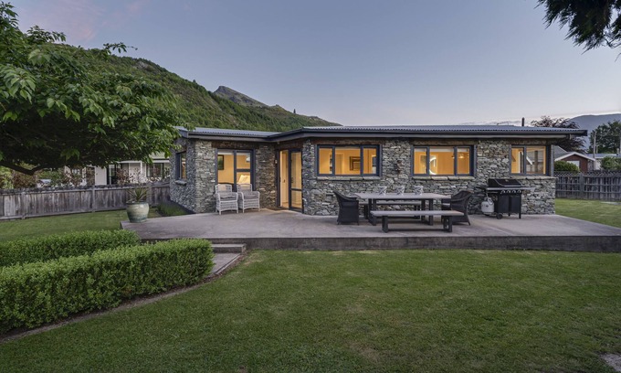 Arrowtown Cottage | Centrally located Arrowtown Cottage