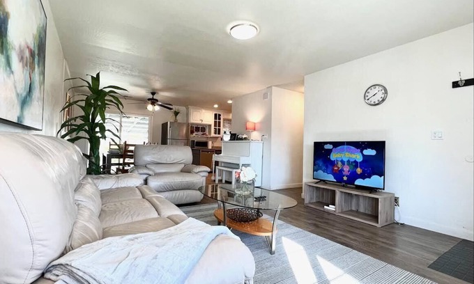 South Sundale House | Centrally located cheerful 3B2b in Fremont