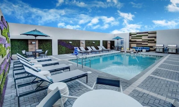 Flagami Hotel | Centrally Located! Cozy Studio Suite, Pool, Breakfast, BBQ, Close to Attractions