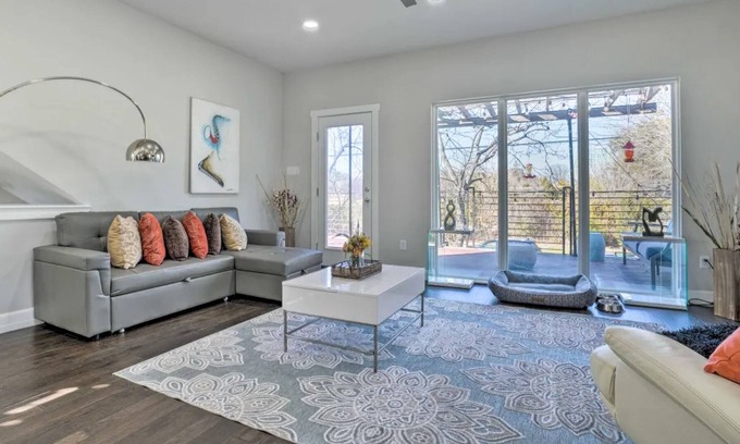 Mahncke Park House | Centrally located home with a rooftop deck & outdoor kitchen - dog-friendly