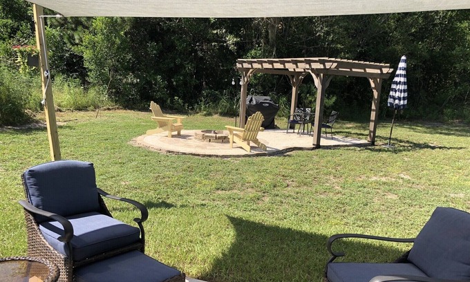 Belleview Heights House | Centrally located in a quiet nature setting. Long stays welcome! Fiberoptic WiFi