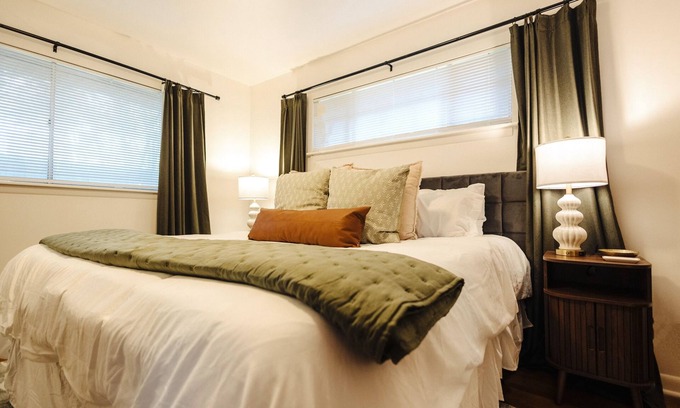 Memphis House | Centrally Located King Bed Midtown Memphis 2360
