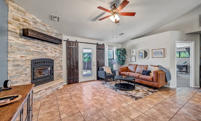 Payson House | Centrally Located + Modern + S’mores + Fire Pit + Family Focused + King Bed