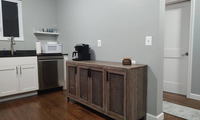 Salem Apartment | Centrally Located Newly Renovated Three Bed Room