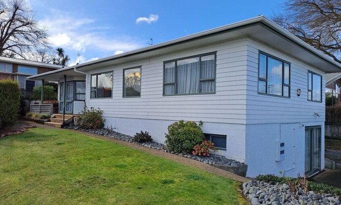 Taupo House | Centrally located on Taupo's 'Best Street' with Wi-Fi
