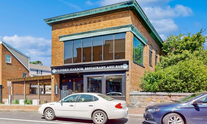 Gloucester Apartment | Centrally located open concept apartment with parking, central AC, & W/D