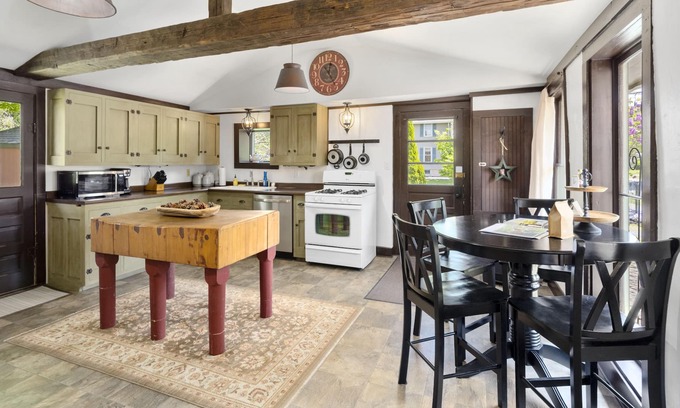 Dundee House | Centrally Located Quaint Country Cottage Built in the 1850's