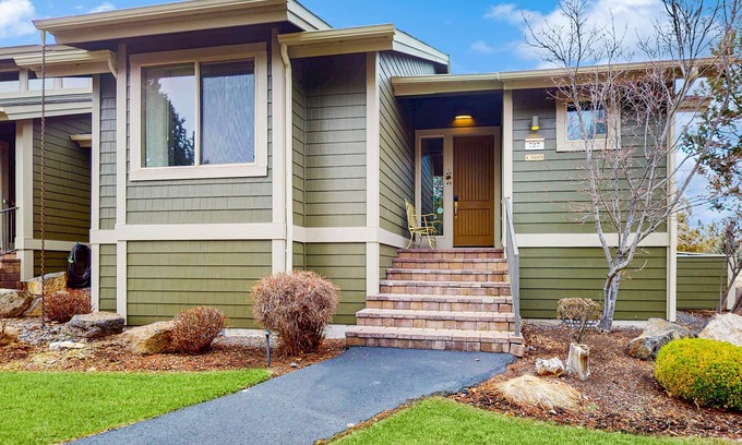 Redmond House | Centrally located townhome with pool & hot tub access - near golf & skiing