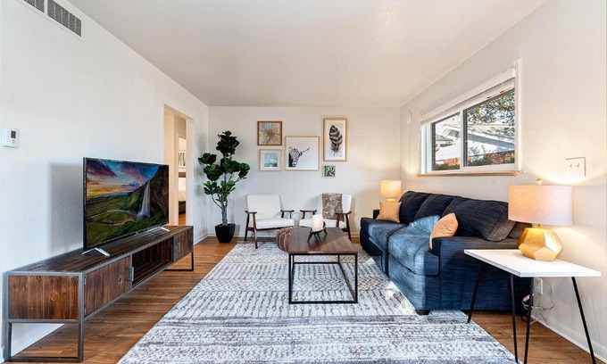 University Acres Apartment | Centrally Located Townhome Near PVH - Dog Friendly