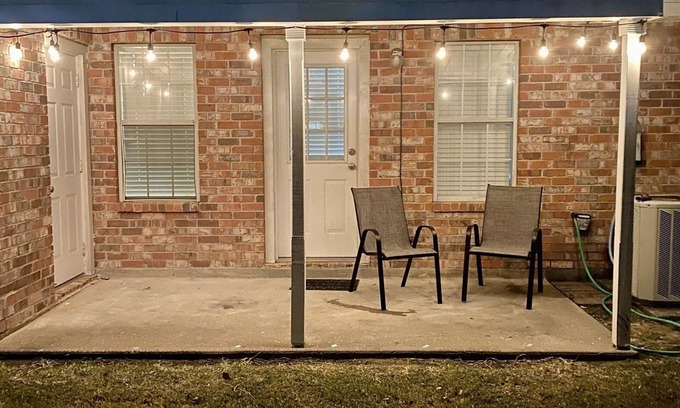 Lake Charles Apartment | Centrally located! Close to casinos, restaurants, grocery, airport and golf