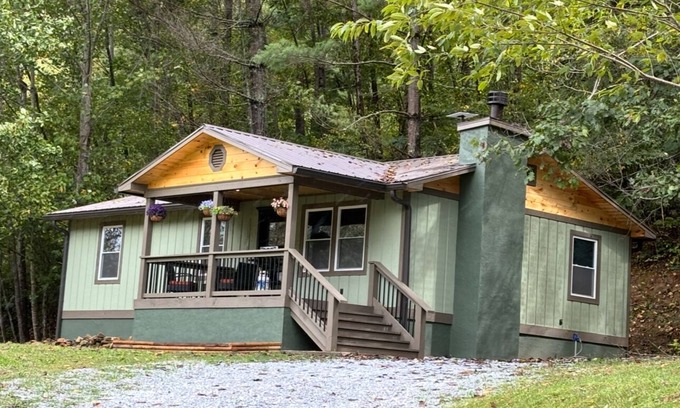 Almond Cabin | Centrally located for all attractions of Western North Carolina