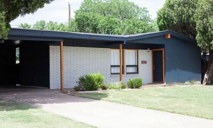 Wichita Falls House | Centrally Located Mid-Century Modern Home