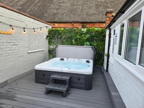 Derby Apartment | Centre Apartment - Sleeps 2 & Roof Top Hot Tub