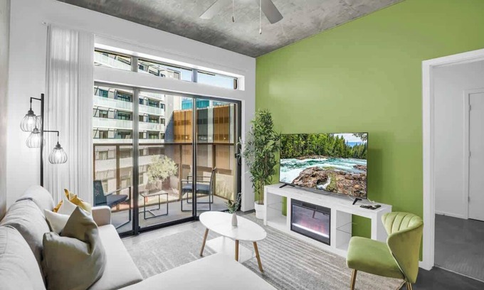 Evans Churchill Apartment | Centric 2BR In HEART of DTPHX Free Garage Parking