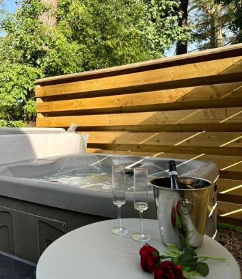 Almondbank Ski Chalet | Ceridwen 6 - Hot Tub-Luxury-Pets-Perthshire-Romantic-Dundee