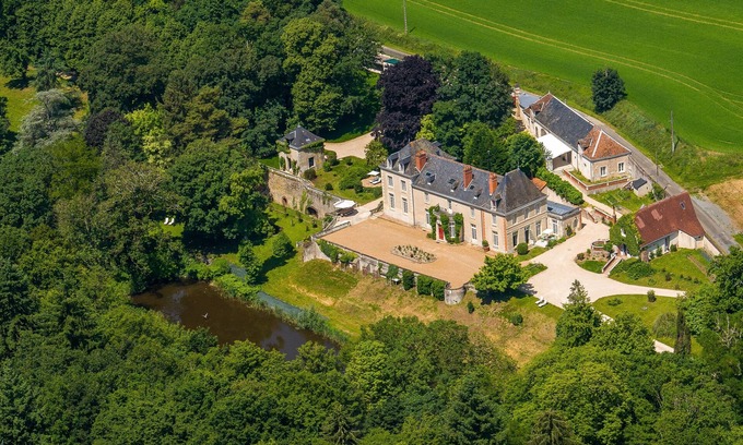 Nazelles-Negron Bed & Breakfast | Château de la Huberdière
