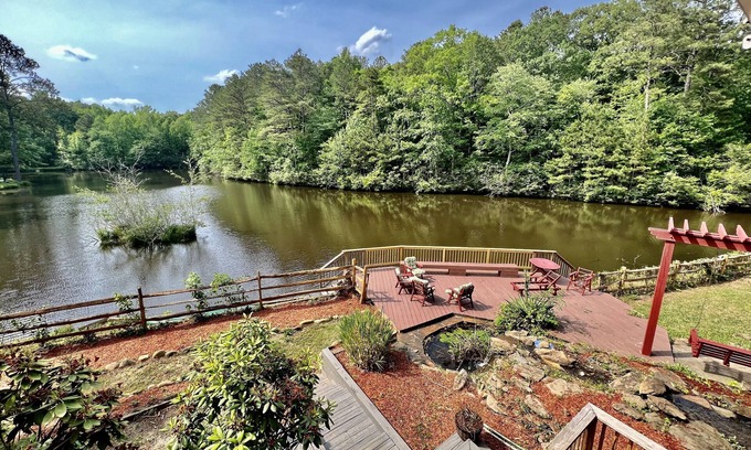 Acworth House | Château Resort on Lake w/Saltwater Pool + HotTub