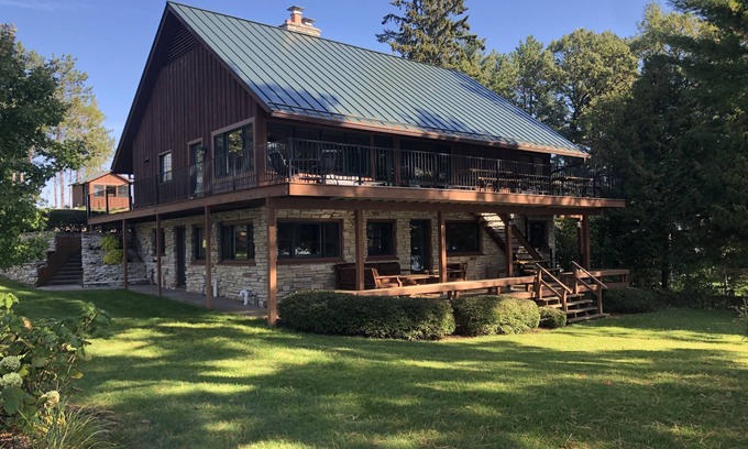 Waupaca House | Chain O'Lakes Homes for large muti-family groups, Sleeps 20.