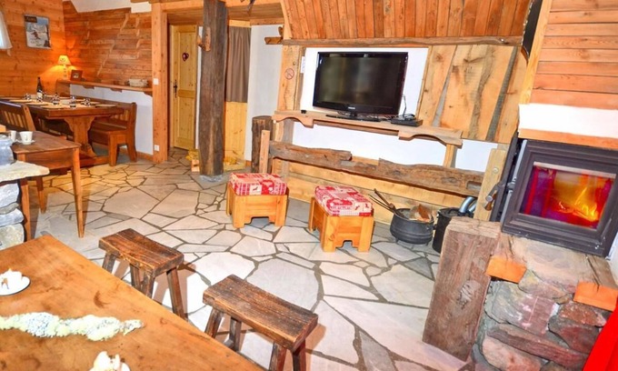 Plan Peisey Ski Chalet | Chalet, 100m from ski slopes, balcony, fireplace or stove, parking, tv, ski locker, 110m²