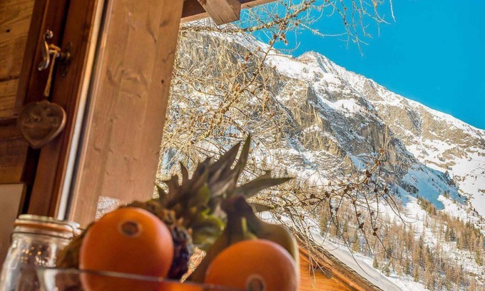 Les Brevieres Ski Chalet | Chalet, 200m from ski slopes, view ski slopes, fireplace or stove, tv, ski locker, 129m², Tignes