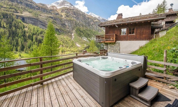 Les Brevieres Ski Chalet | Chalet, 200m from ski slopes, terrace, balcony, fireplace or stove, tv, ski locker, 108m², Tignes
