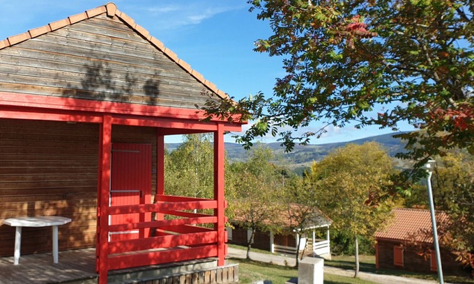 Blavignac Ski Chalet | Chalet 'Albizia Pour 6 Prix Weekend' with Mountain View, Shared Pool and Wi-Fi