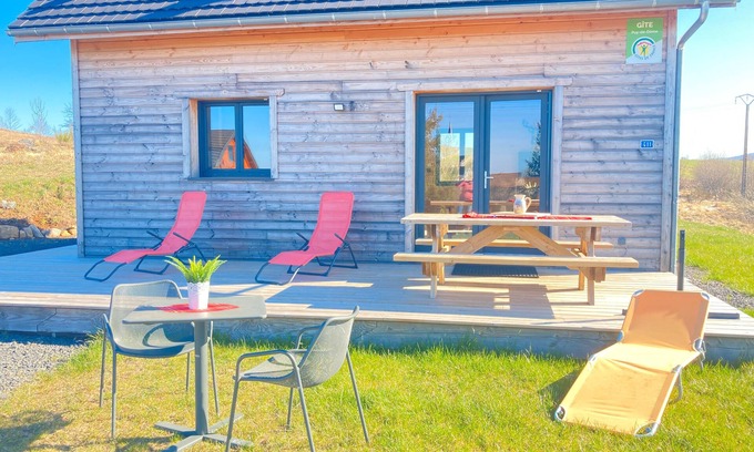 Saint-Genes-Champespe Ski Chalet | Chalet 'Artense Lodge' with Mountain View, Wi-Fi and Air Conditioning
