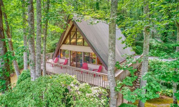 Franklin House | Chalet at Peek's Creek