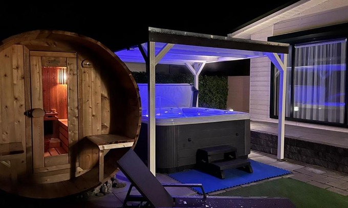 Sint-Annaland Ski Chalet | Chalet Buutengeweun, met luxe JACUZZI en TONSAUNA