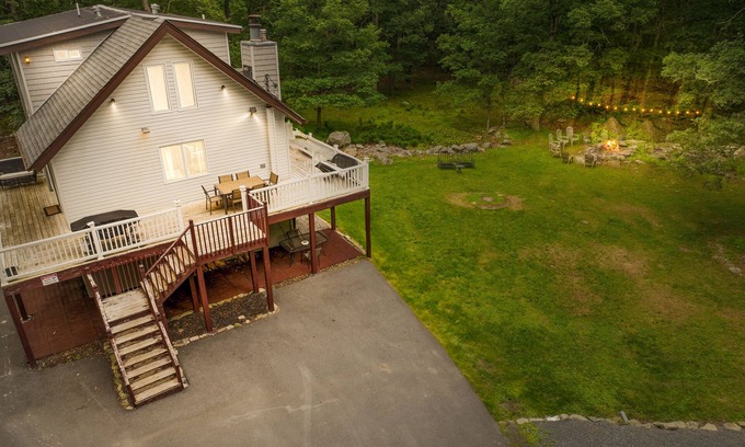 East Stroudsburg Ski Chalet | Chalet by the River: Adventure Awaits