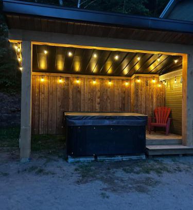 Saint-Aime-du-Lac-des-Iles Ski Chalet | Chalet spa lake beautiful view family