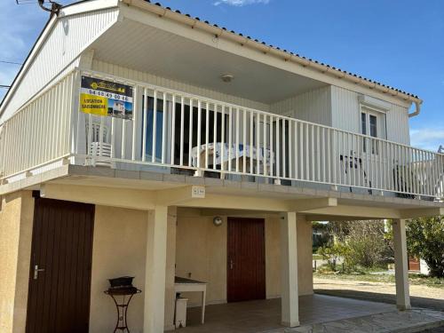 Gruissan Plage Ski Chalet | Chalet confortable à 400 m de la plage avec 3 chambres et terrasse – 6 couchages - FR-1-784-8