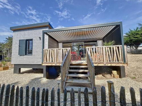 Jullouville Ski Chalet | Chalet cozy à Jullouville - 4 pers, piscine chauffée, proche plage et commerces - FR-1-361-538