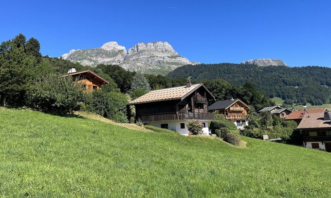 Cordon Ski Chalet | Chalet facing the Mont Blanc chain near the center of the village