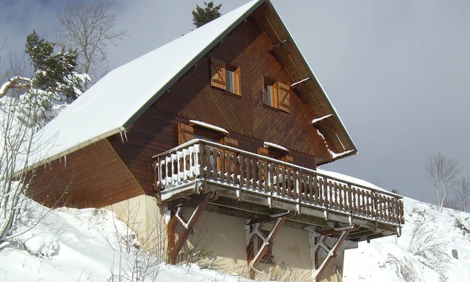 Besse-et-Saint-Anastaise Ski Chalet | CHALET SUR FLANC DE COLLINE A BESSE PROMO in September