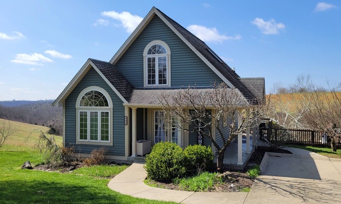 Williamstown House | Chalet Haus. 5 min from the Ark Encounter. Room for 10 with gameroom and deck.