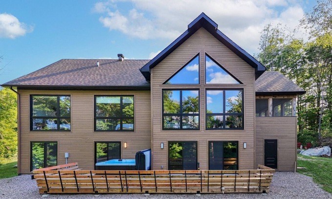 Saint-Faustin-Lac-Carre Ski Chalet | Chalet in the mountains, on the golf course and near skiing.