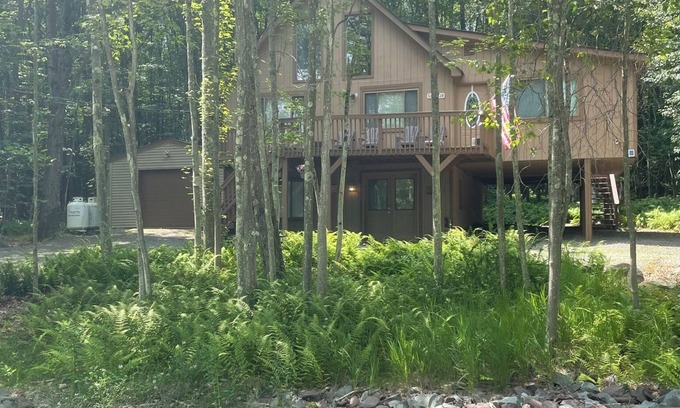 Lake Ariel House | Chalet in the poconos with a Golf Course, lake and beach in a gated community
