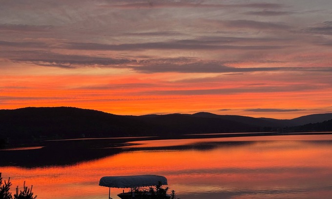 Canaan House | Chalet Joyeux-cheerful cottage. Enchanting 3-bedroom house on Lake Wallace.
