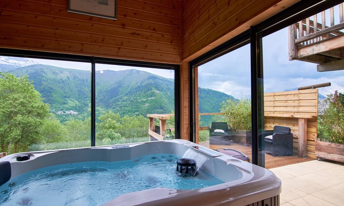 Allemond Ski Chalet | Chalet "La Traverse" with Mountain View, Whirlpool & Wi-Fi