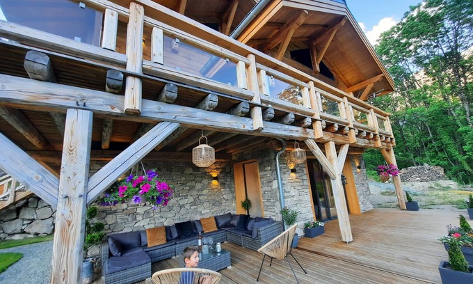Vaujany Ski Chalet | Chalet Léonie 5* of 200m² for a dream stay.