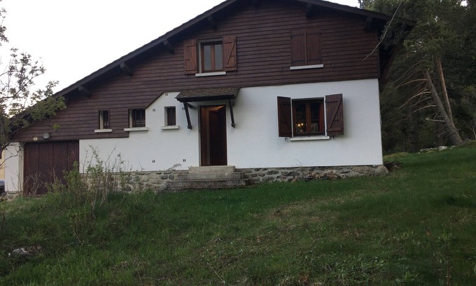 Formigueres Ski Chalet | Chalet 'Les Iris' with Mountain View and Private Garden